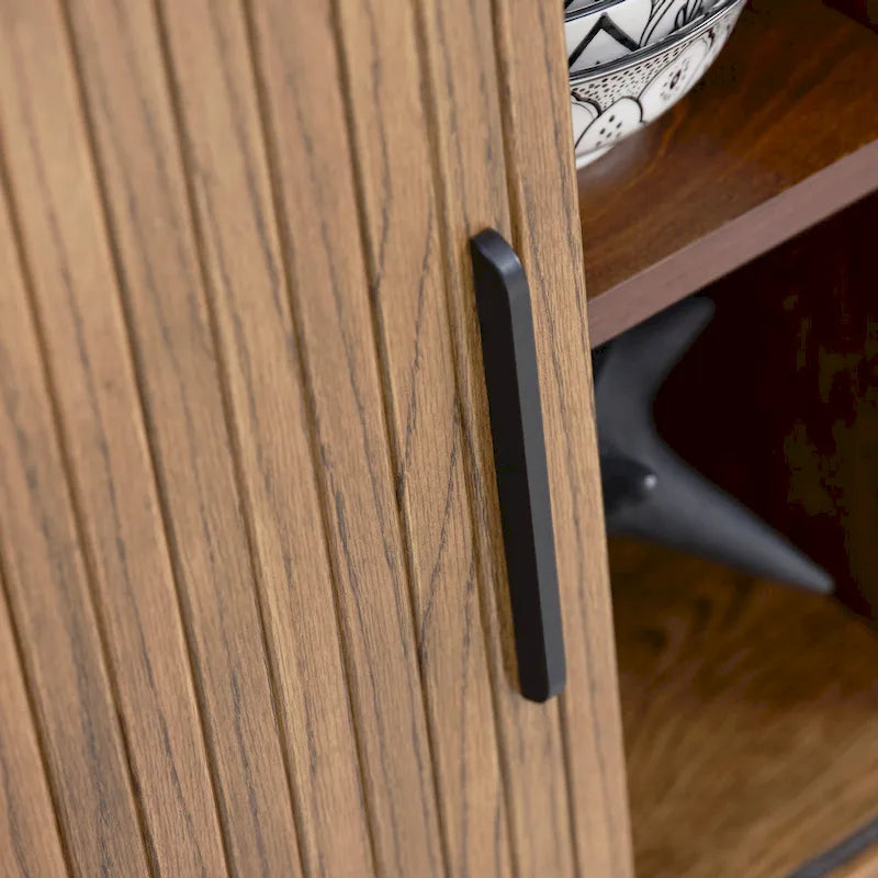 Buffet à portes coulissantes arrondies Nicola de Rye Studio, style moderne du milieu du siècle