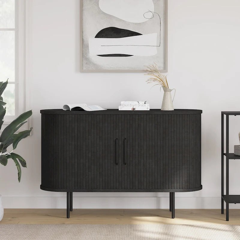 Buffet à portes coulissantes arrondies Nicola de Rye Studio, style moderne du milieu du siècle