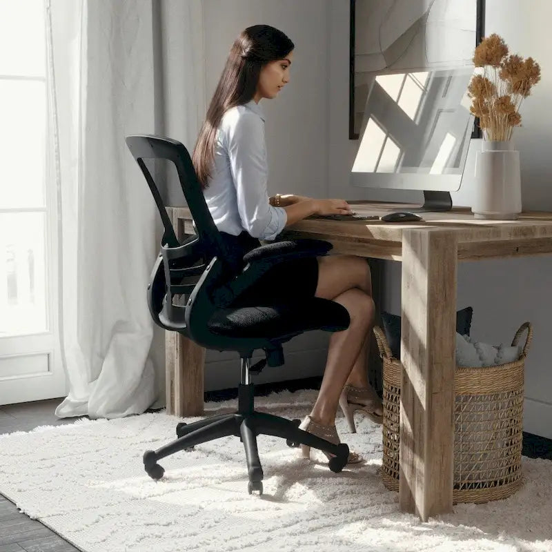 Chaise de bureau ergonomique pivotante en maille à dossier mi-haut avec accoudoirs relevables