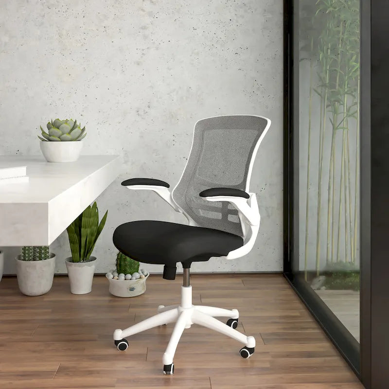 Chaise de bureau ergonomique pivotante en maille à dossier mi-haut avec accoudoirs relevables