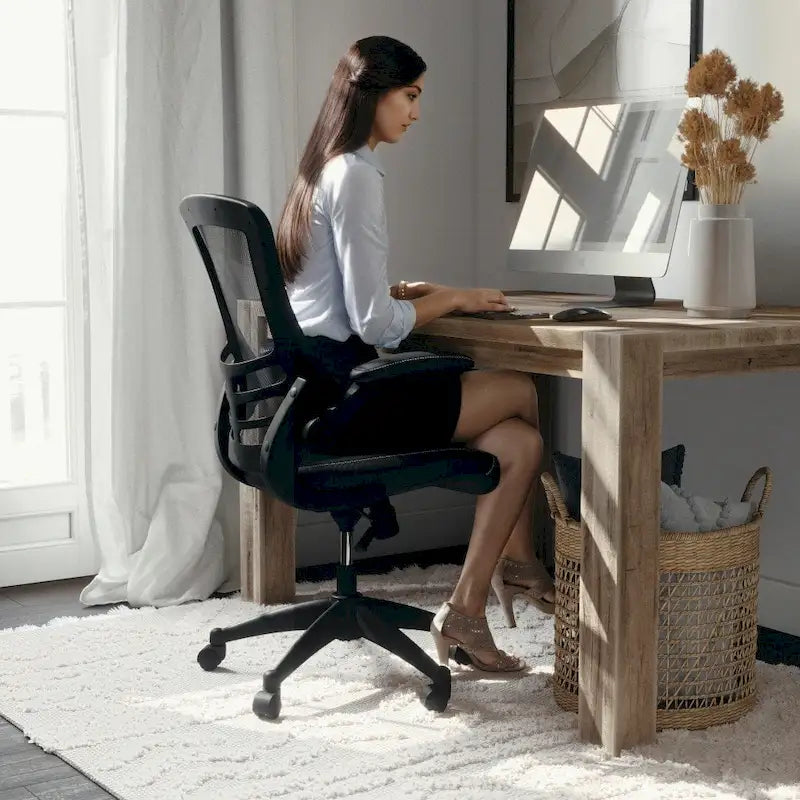 Chaise de bureau ergonomique pivotante en maille à dossier mi-haut avec accoudoirs relevables